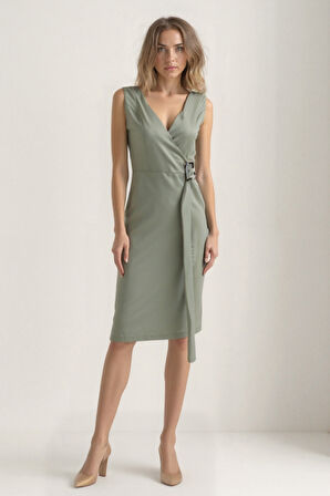 Önü Tokalı V Yaka Saten Elbise