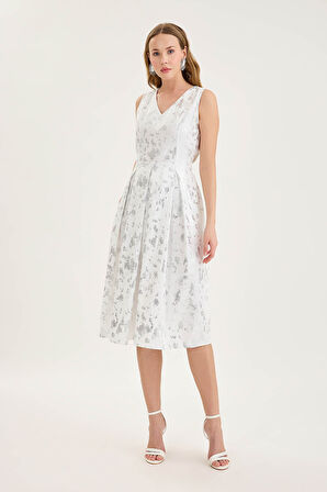 V Yaka Pileli Beli Kuşaklı Simli Elbise