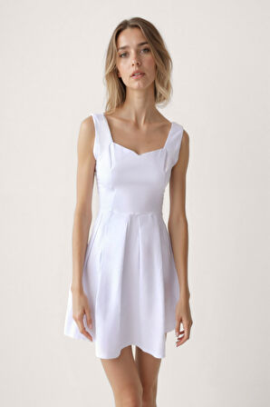 Kalp Yaka Sıfır Kol Pileli Elbise