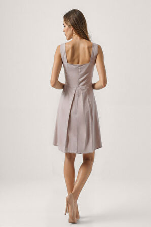 Kalp Yaka Sıfır Kol Pileli Elbise