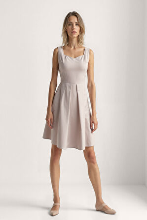 Kalp Yaka Sıfır Kol Pileli Elbise