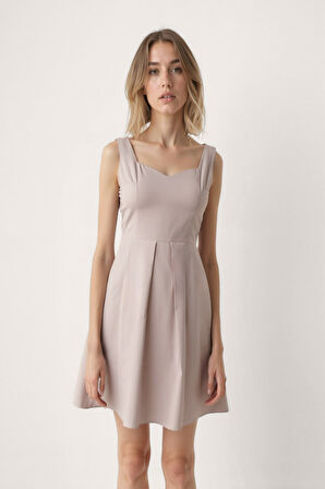 Kalp Yaka Sıfır Kol Pileli Elbise