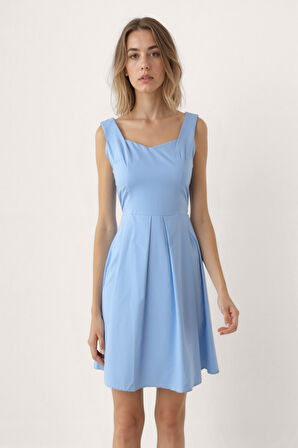 Kalp Yaka Sıfır Kol Pileli Elbise