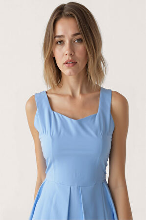 Kalp Yaka Sıfır Kol Pileli Elbise