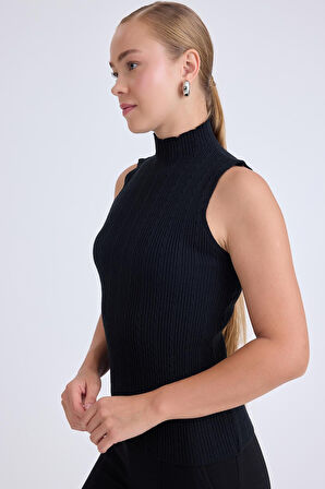 Dik Yaka Örgü Desen Sıfır Kol Triko Bluz