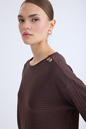 Omuzu Düğmeli Geniş Yaka Bluz