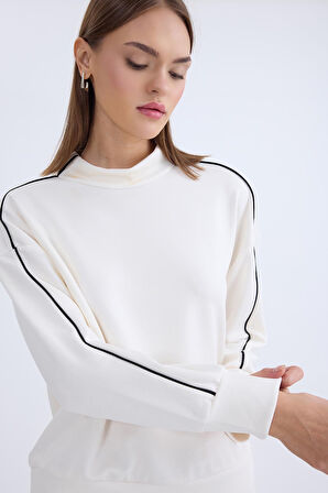 Dik Yaka Kenarı Şeritli Bluz