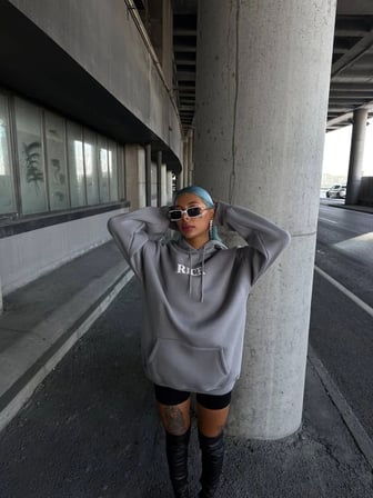 Modi Green Uzun Kol Kapşonlu Göğüs Baskılı SweatShirt - Gri