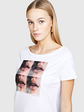 %100 Pamuk Fotoğraf Baskılı Geniş Yaka T-Shirt Kadın Beyaz T-Shirt - 324P3I1XL104T
