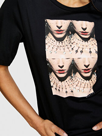 %100 Pamuk Önü Baskılı Geniş Bisiklet Yaka T-Shirt Kadın Siyah T-Shirt - 324P3096L104V