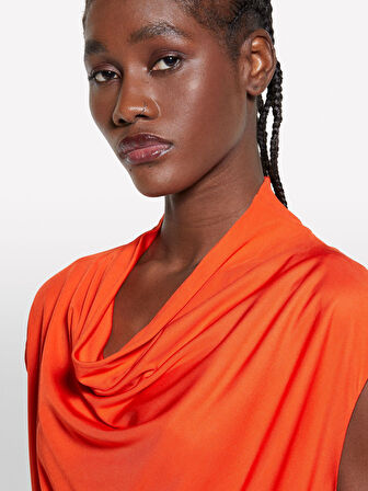 %100 Viskoz Asimetrik Dökümlü Yaka Kolsuz Üst Kadın Nar Çiçeği Bluz - 325P5FNTLQ08P