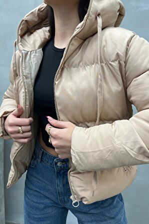 Bej Fermuarlı Kapüşonlu Kısa Şişme Mont