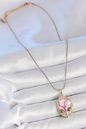 Tegan 316L Çelik Gold Renk Zincir Pembe Mineli İncili Çiçek İşlemeli Portre Model Kadın Kolye TG27BKO10169