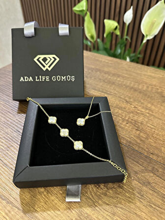 (Çantalı KUTU) 925 Ayar Gümüş 18 ayar Gold Kaplama Beyaz Taşlı 2 Li Yonca Set 3 sıra Bileklik Kolye