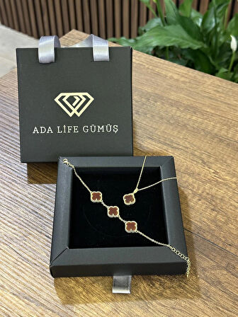 (Çantalı KUTU) 925 Ayar Gümüş 18 ayar Gold Kaplama BORDO Taşlı 2 Li Yonca Set 3 sıra Bileklik Kolye