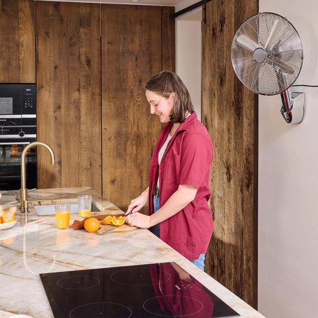 45 cm Uzaktan Kumandalı Duvar Vantilatörü 55W Krom Metal Gövde LCD Ekranlı 3 Kademeli Hız Ayarlı 70° Salınımlı