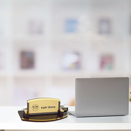 Kişiye Özel Logolu Kurumsal Masa İsimliği – Ahşap Şık Tasarım