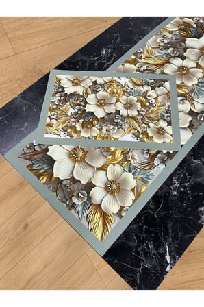 Zambak Işıltısı – 3D Çiçek Desenli Masa Runner & 4’lü Supla Takımı