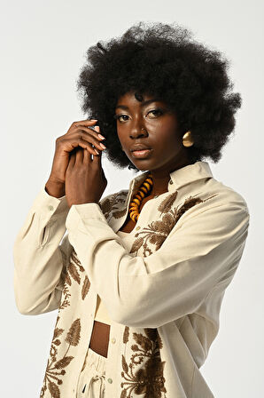 KADIN NATUR RENK ÖNÜ KAHVERENGİ NAKIŞLI OVERSİZE KESİM GÖMLEK