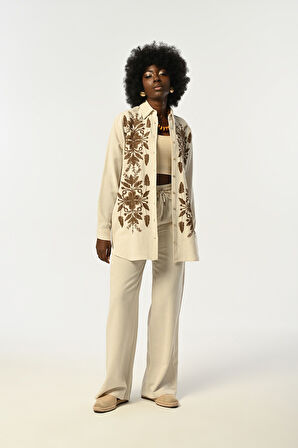 KADIN NATUR RENK ÖNÜ KAHVERENGİ NAKIŞLI OVERSİZE KESİM GÖMLEK