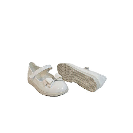 Fiyra 9010 Beyaz Rugan Cırtlı Kurdeleli Kız Çocuk Babet