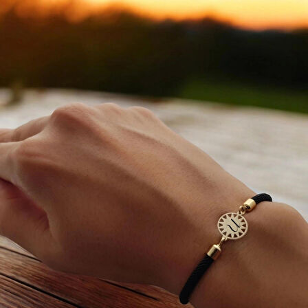 Güneş Figürlü 14 Ayar Altın Plakalı Bayanlar İçin İpek Örgülü Harfe Özel Bileklik-321harf-siyah