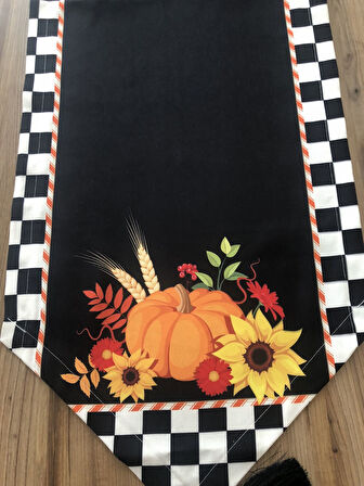 SİYAH ZEMİN ÜZERİNE BALKABAĞI DESENLİ RUNNER