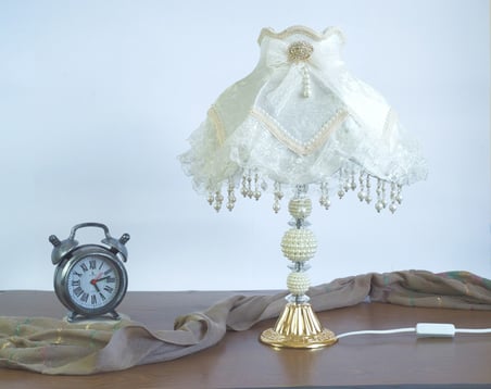 Ekru Kadife Kaplı Çiçek Dekorlu Başlık İnci Gold Ayaklı Klasik Vintage Model Abajur 55x25cm