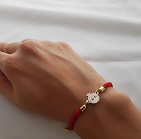 Bayanlar İçin Nar Figürlü 14 Ayar Altın Plakalı Örgü İpli İsme Özel Bileklik-323isim-kırmızı