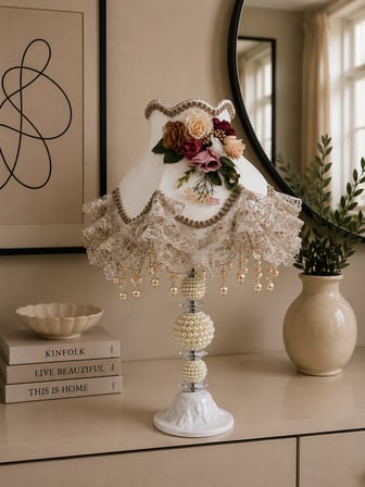 Ekru Kadife Kaplı Çiçek Dekorlu Başlık İncili Beyaz Ayaklı Klasik Model Abajur 50x30cm