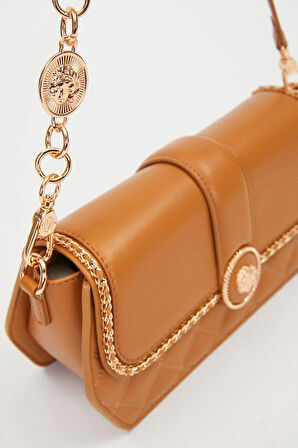 Kadın Orta Boy Kalıplu Zincir ve Logo Detaylı Şık Omuz Çantası 930389 Taba