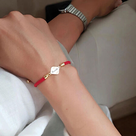 Eşkenar Dörtgen Motifli 14 Ayar Altın Plakalı Örgülü Feride İsmine Özel Bileklik-326isim-kırmızı