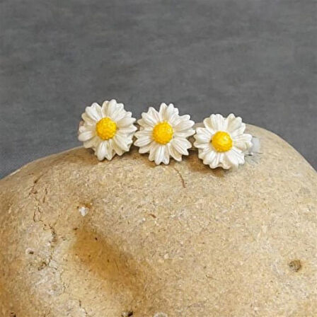 Uretti - Hülya 6683 4149 El Yapımı Polimer Kil Beyaz Papatya Çiçeği Tasarımlı Saç Tokası / 6 cm