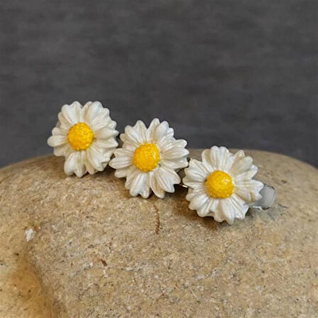 Uretti - Hülya 6683 4149 El Yapımı Polimer Kil Beyaz Papatya Çiçeği Tasarımlı Saç Tokası / 6 cm