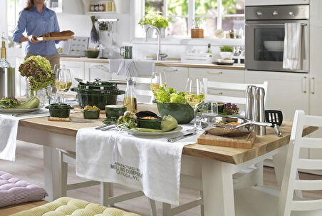 Staub La Cocotte Oval Fesleğen 27 cm Döküm Tencere Outlet