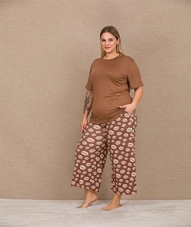 Fastieshop Büyük Beden Viskon Şık Tasarım Kahverengi Dudak Desenli Kısa Kol Kapri Takım