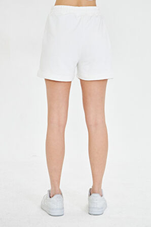 Esnek ve Rahat Kesim Çift Cepli Diz Üstü Kadın Şort