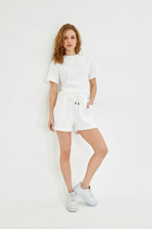 Esnek ve Rahat Kesim Çift Cepli Diz Üstü Kadın Şort