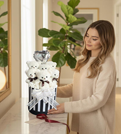 Premium Silindir Hediye Kutusunda, Kalpli Balonlu 6’lı Beyaz Ayıcık Buketi