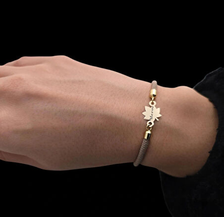 Merve İsmine Özel Yaprak Figürlü 14 Ayar Altın Plakalı Örgü İpli Hediye Bileklik-331isim-kahverengi