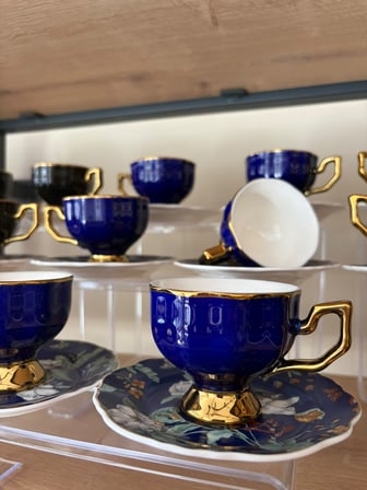6'lı Çiçek Tabaklı Gold Detaylı Fincan Takımı , Lacivert - 6 Kişilik Gold Detaylı Çiçek Desenli Lacivert Fincan Seti