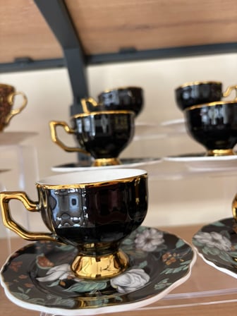 6'lı Çiçek Tabaklı Gold Detaylı Fincan Takımı , Siyah - 6 Kişilik Gold Detaylı Çiçek Desenli Siyah Fincan Seti