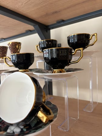 6'lı Çiçek Tabaklı Gold Detaylı Fincan Takımı , Siyah - 6 Kişilik Gold Detaylı Çiçek Desenli Siyah Fincan Seti