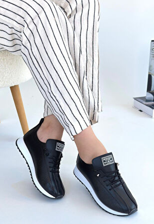 Beyaz Tabanlı Ortopedik Topuk Dikenine Karşı Özel Üretim Bağcıklı Spor Ayakkabı Cilt Siyah Topuk Boyu 1,5 Cm