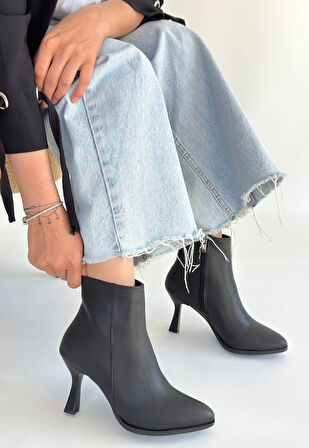 Sivri Burun Yandan Fermuarlı İnce Topuklu Bot Cilt Siyah Topuk Boyu 8,5 Cm