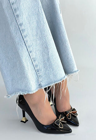 Fiyonklu Sivri Burun Topuklu Ayakkabı Rugan Siyah Topuk Boyu 9 Cm