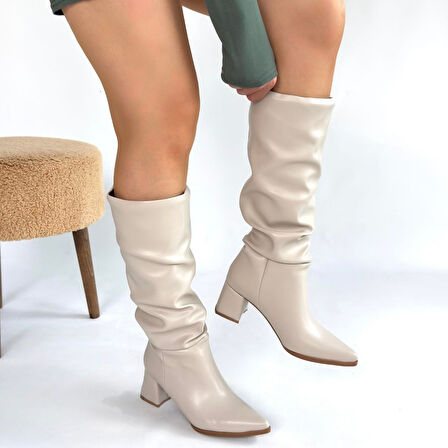 Sivri Burun Diz Altı Körüklü Topuklu Çizme Cilt Ten Topuk Boyu 6 Cm