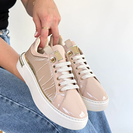 Beyaz Tabanlı Paraşüt Detaylı Ortopedik Bağcıklı Spor Ayakkabı Rugan Bej Topuk Boyu 3 Cm