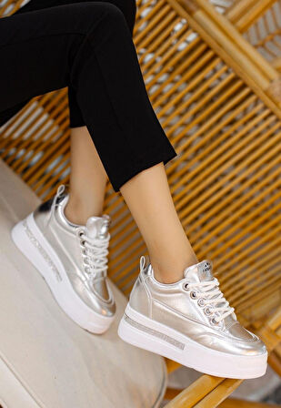 Ortopedik Topuk Dikenine Karşı Özel Üretim Gizli Topuklu Bağcıklı Spor Ayakkabı Rugan Gümüş Topuk Boyu 8 Cm