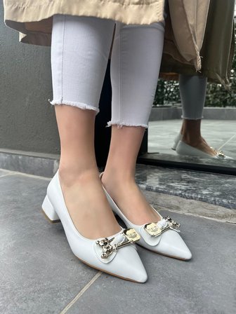 Sivri Burun Tokalı Topuklu Ayakkabı Cilt Beyaz Topuk Boyu 3,5 Cm